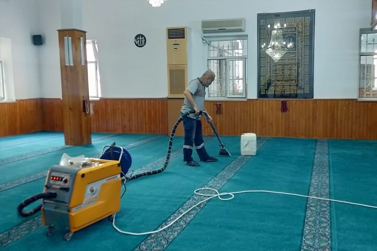 Mersin\'de Camiler Kurban Bayramı İçin Temizlendi