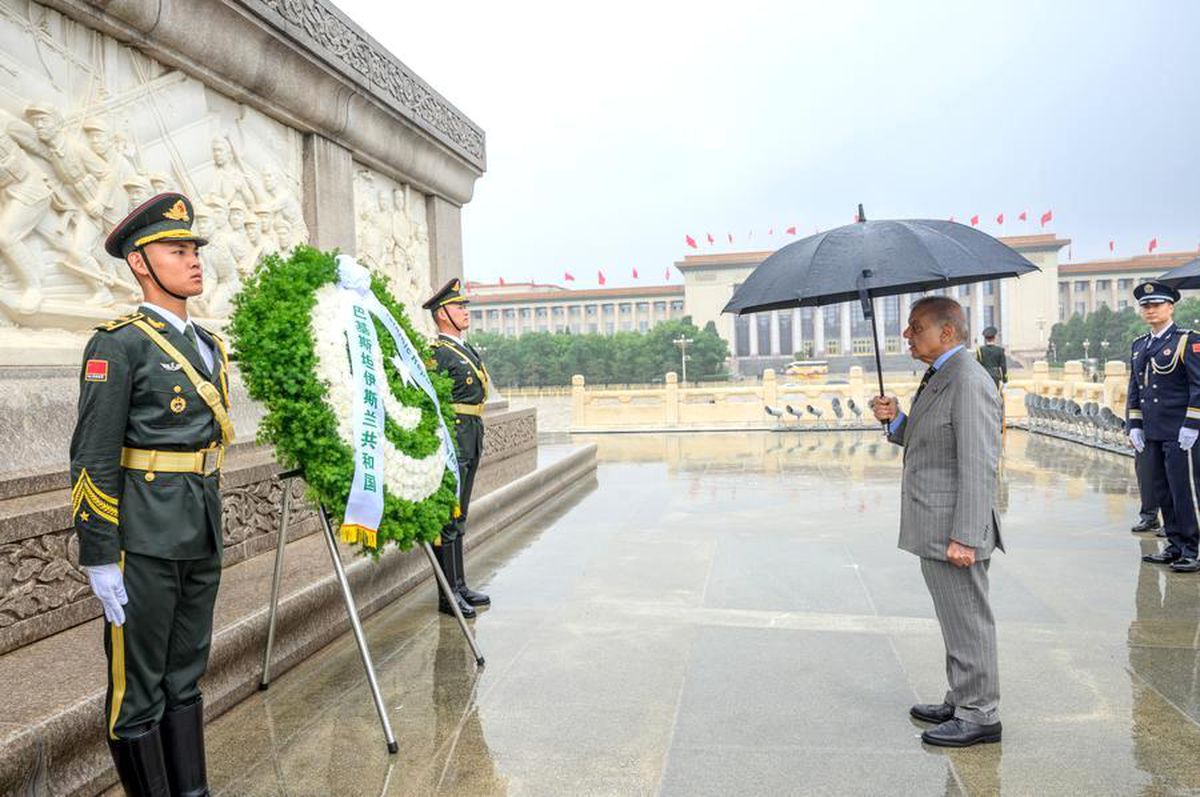 Vucic ve Şerif\'ten Tian\'anmen\'de Anıt Ziyareti