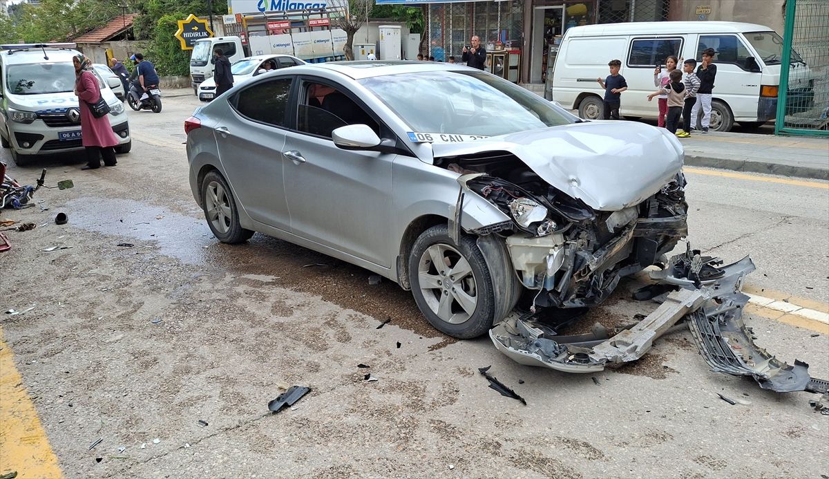 Beypazarı\'nda Otomobil ile Elektrikli Bisiklet Çarpıştı