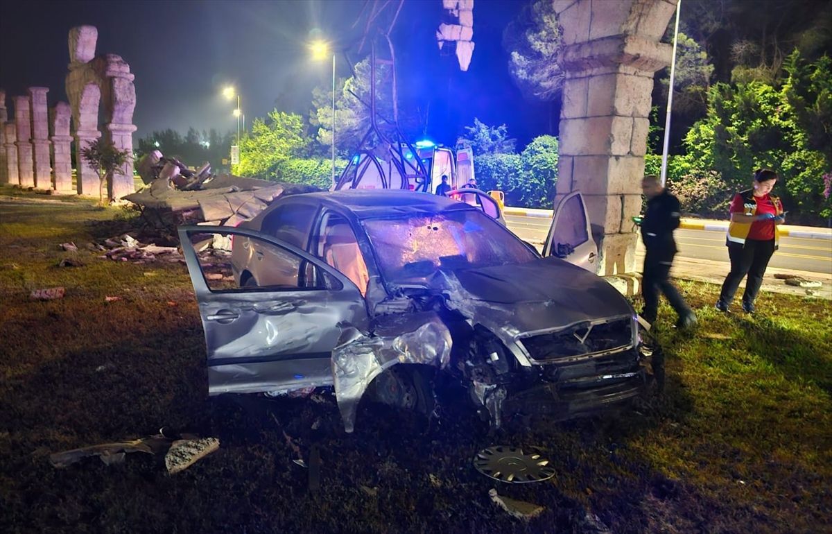 Antalya\'da Otomobil Kaza Yaptı: 4 Yaralı
