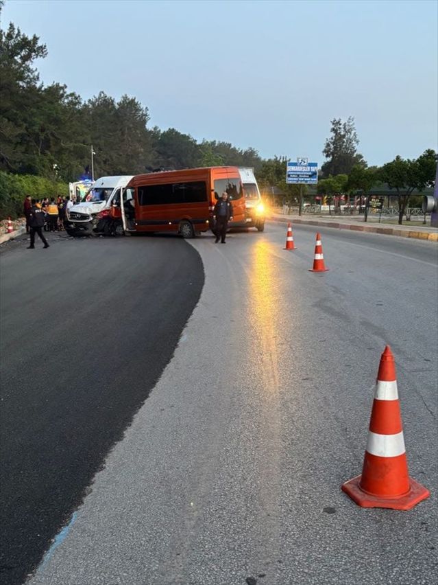 Antalya'da Tur Minibüsleri Çarpıştı: 13 Yaralı