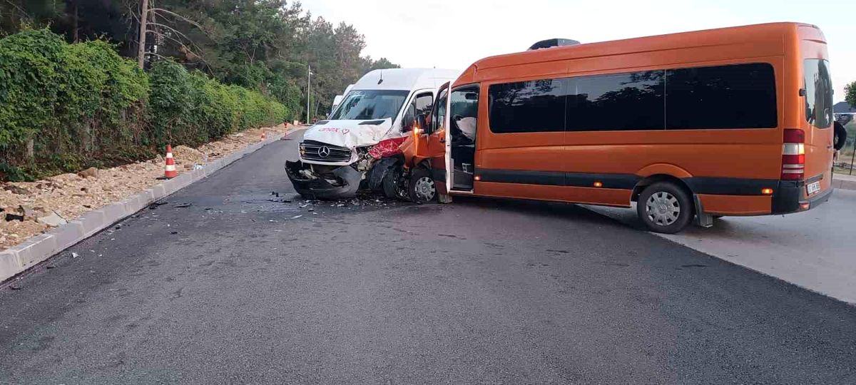 Antalya\'da Tur Minibüsü Kazası: 13 Yaralı