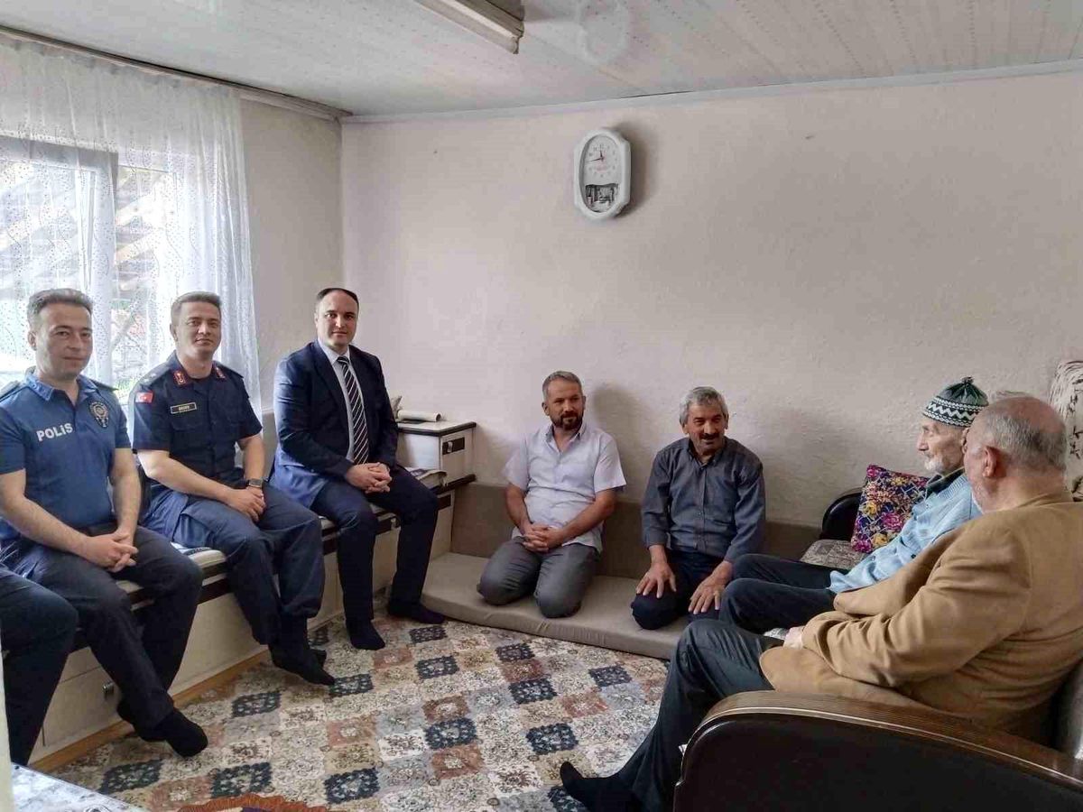 Aslanapa\'da şehit aileleri ve gazilere bayram ziyareti