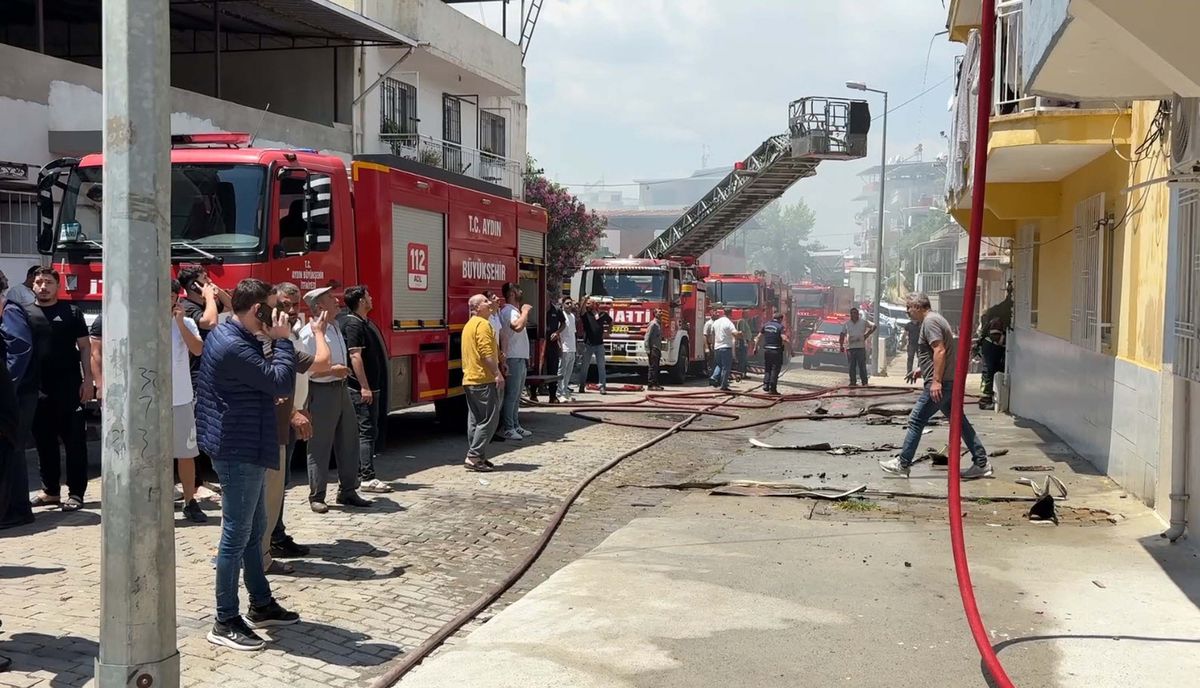 Aydın\'da Yangın, Alevler Bitişik Binalara Sıçradı