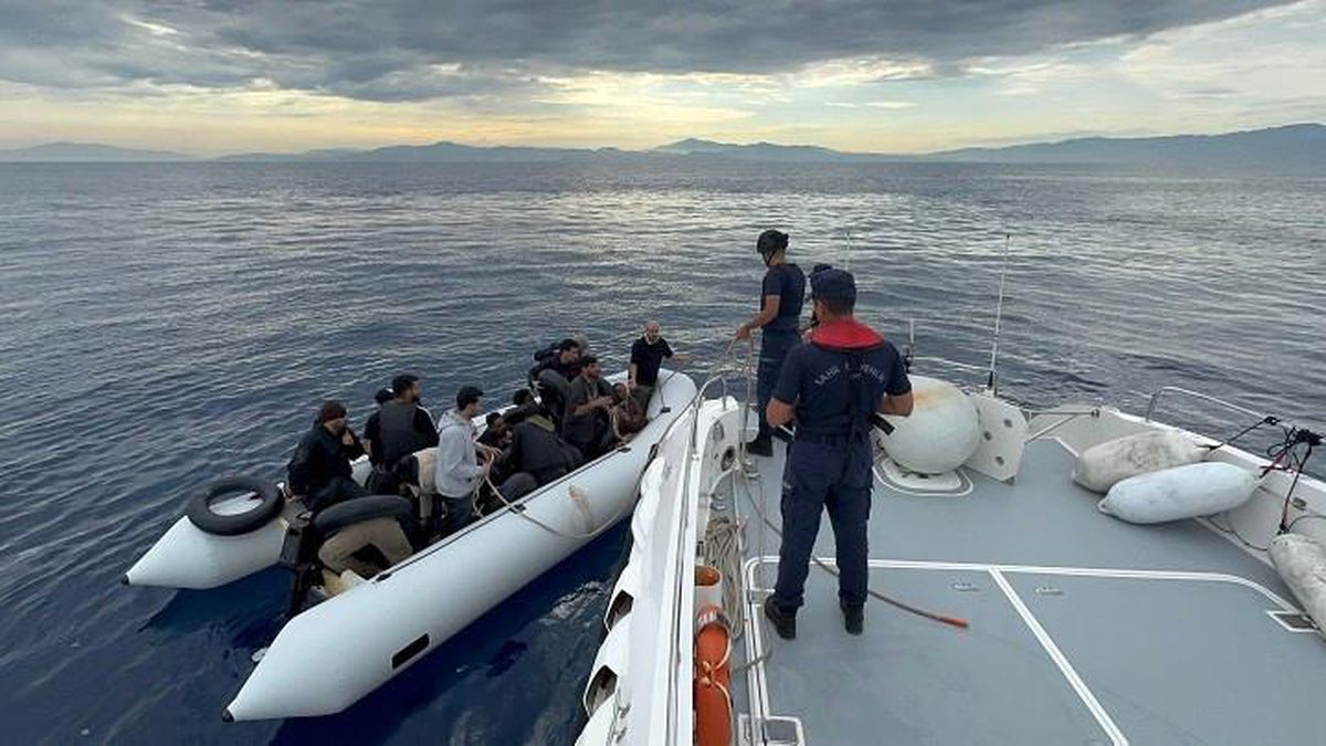 Kuşadası\'nda lastik bottaki 19 göçmen kurtarıldı