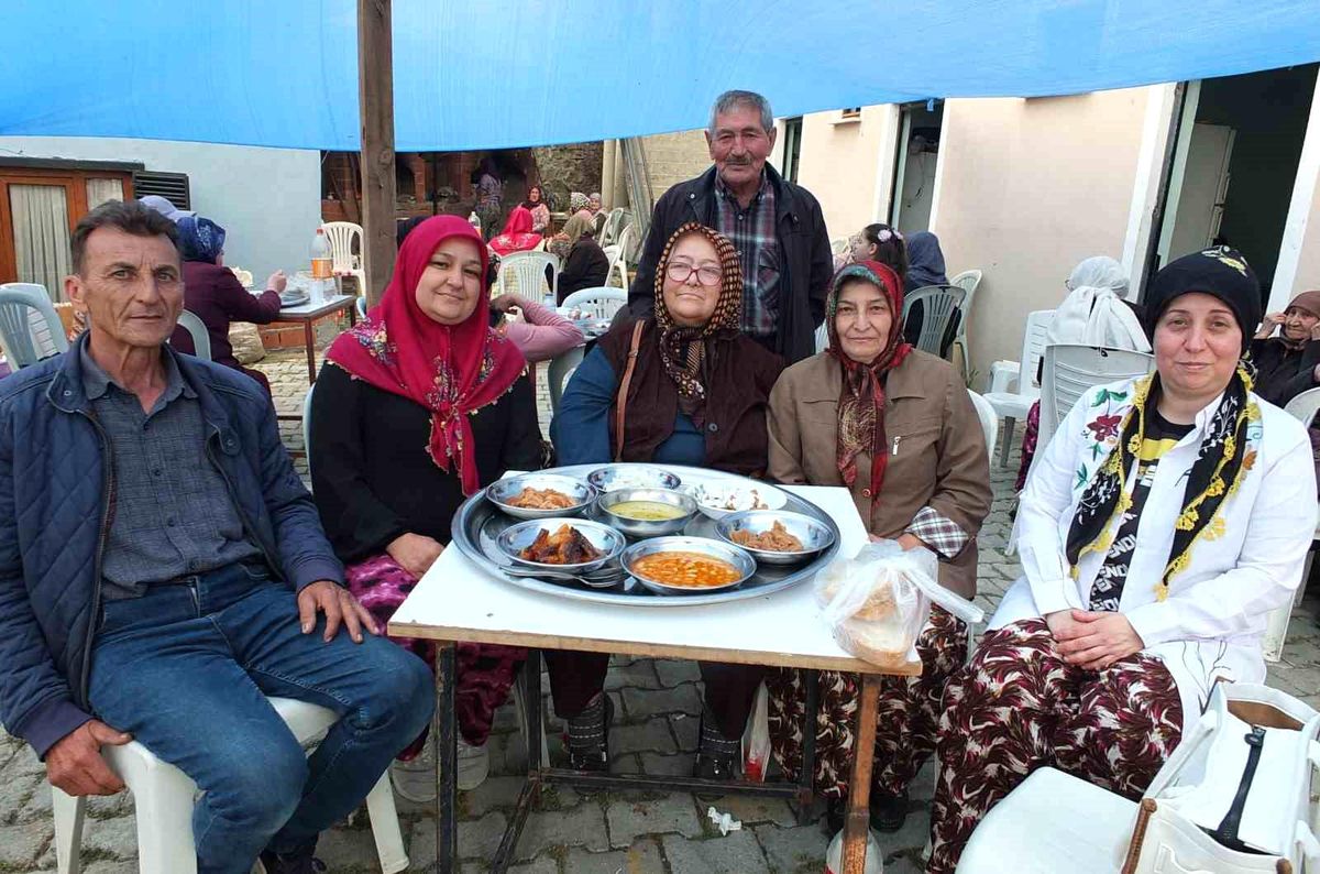 Burhaniye\'de Düğün Yemeği Geleneği Yaşıyor