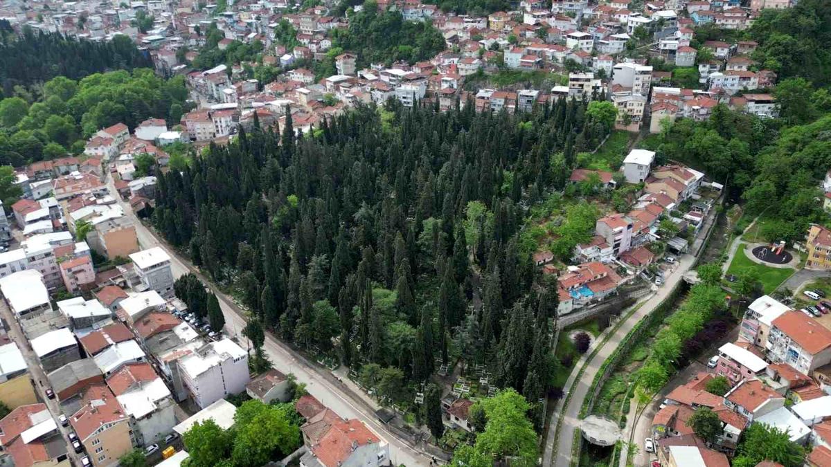 Bursa\'da mezarlıklar bayrama hazır