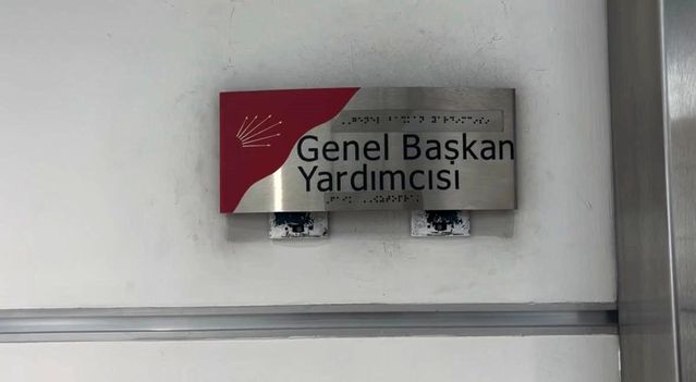 CHP Genel Merkezi'nde Arbede ve Temizlik