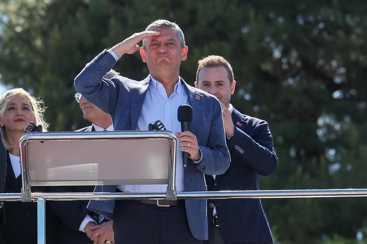 "Bundan sonra meydanlardayız" diyen Özgür Özel ilk mitingini İzmir\'de yapıyor