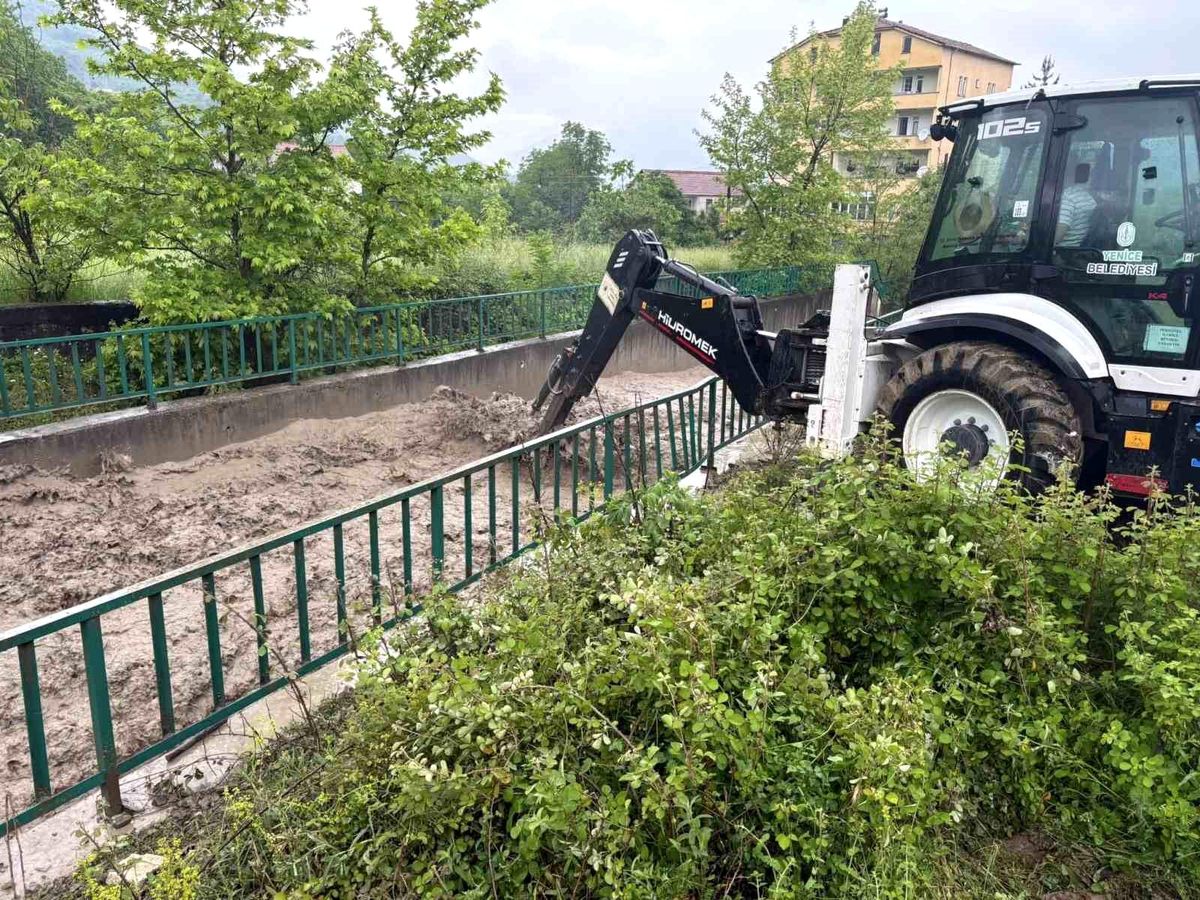 Debisi artan dere taştı, köy halkı tedirgin oldu
