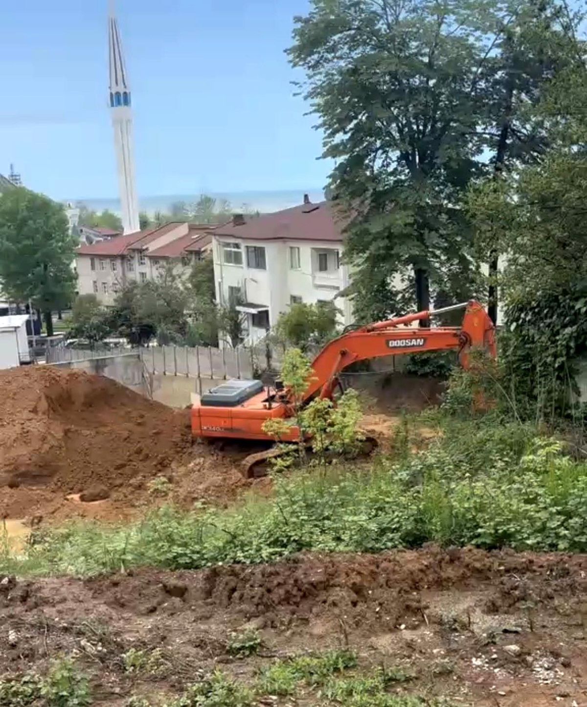 Düzce\'de Toprak Kayması: 6 Katlı Bina Çöktü