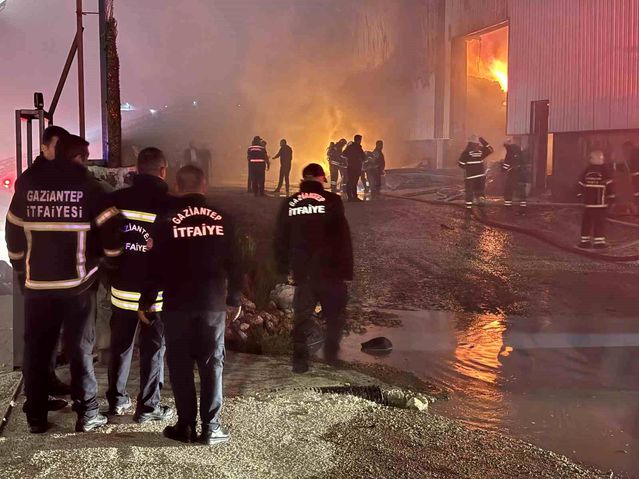 Gaziantep'te mobilya fabrikasında yangın