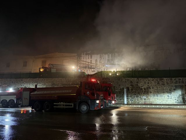 Gaziantep'te mobilya fabrikasında yangın kontrol altına alındı