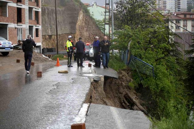 Gümüşhane'de Yol Çöktü, Trafik Kapandı