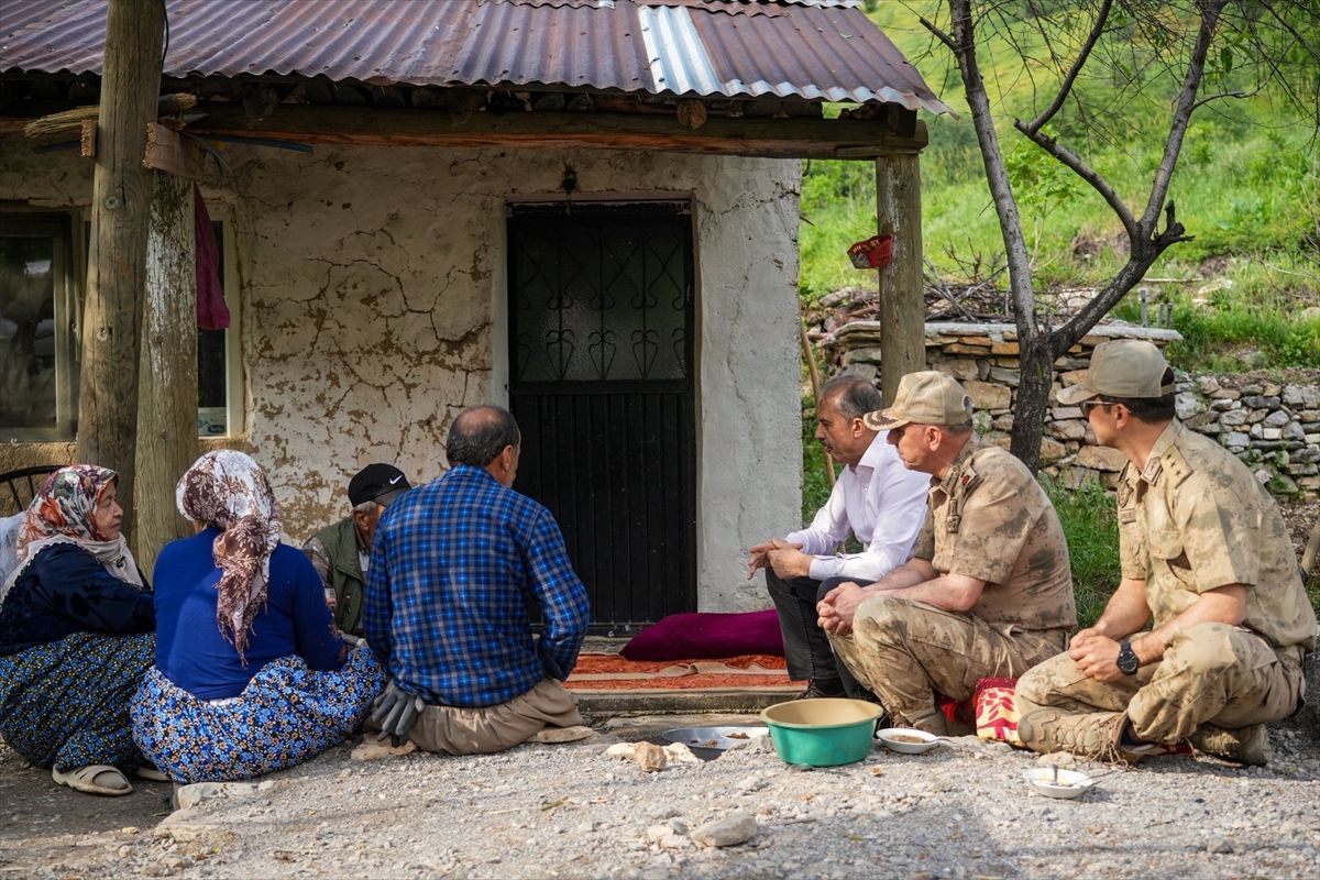 Vali Taşyapan Çukurca\'da İncelemelerde Bulundu