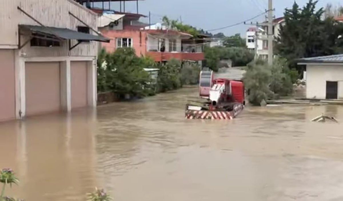 Hatay’da sağanak felaketi: Sağlık ocağının çatısına kadar sel yükseldi