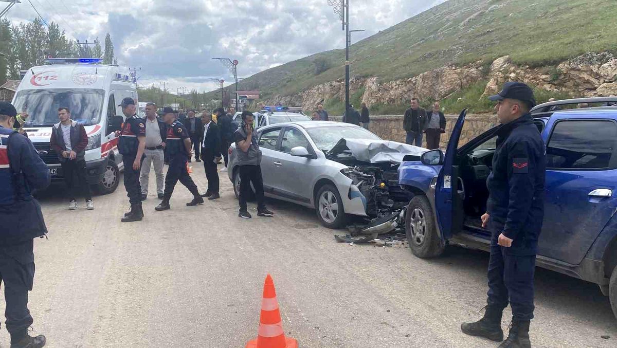 Sivas\'ta Trafik Kazası: 8 Yaralı