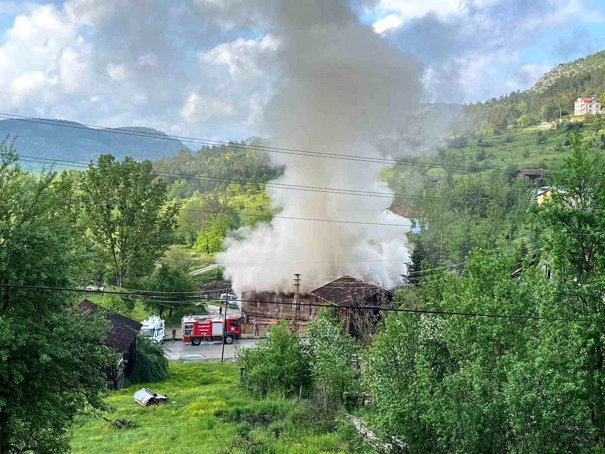 Kastamonu\'da 250 yıllık tarihi konak çıkan yangında hasar gördü
