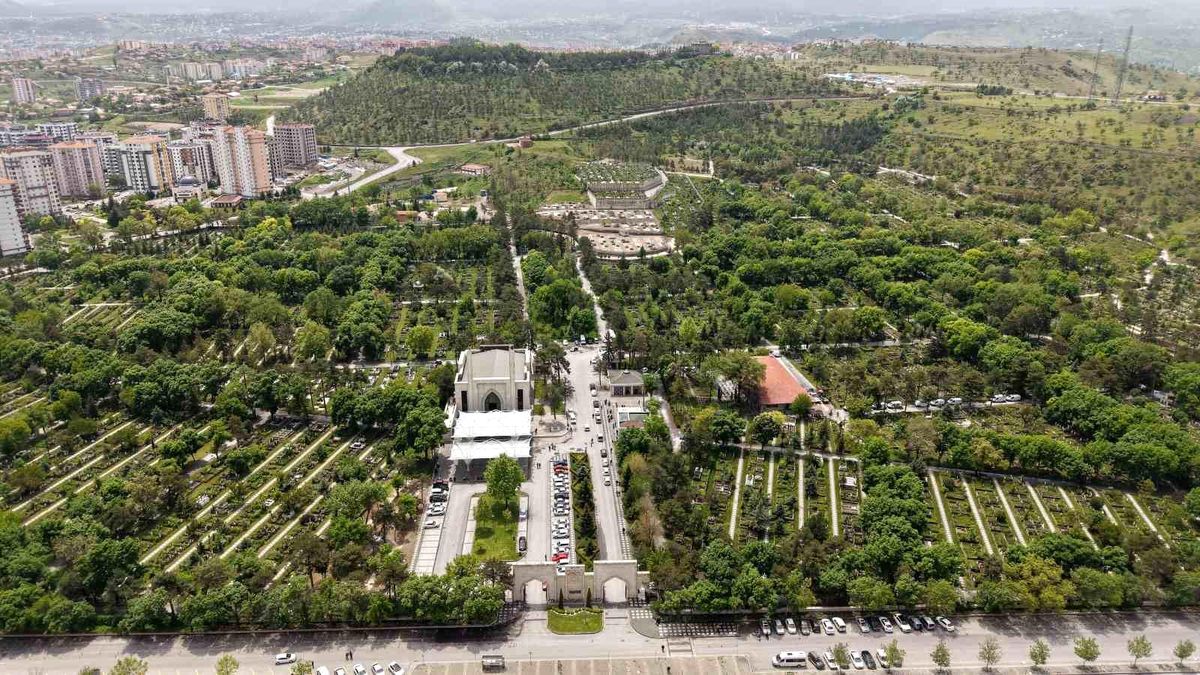 Kayseri\'de bayram öncesi mezarlıklarda bakım ve temizlik