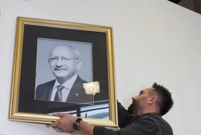 Kemal Kılıçdaroğlu'nun fotoğrafları CHP Genel Merkezi'ne getirildi
