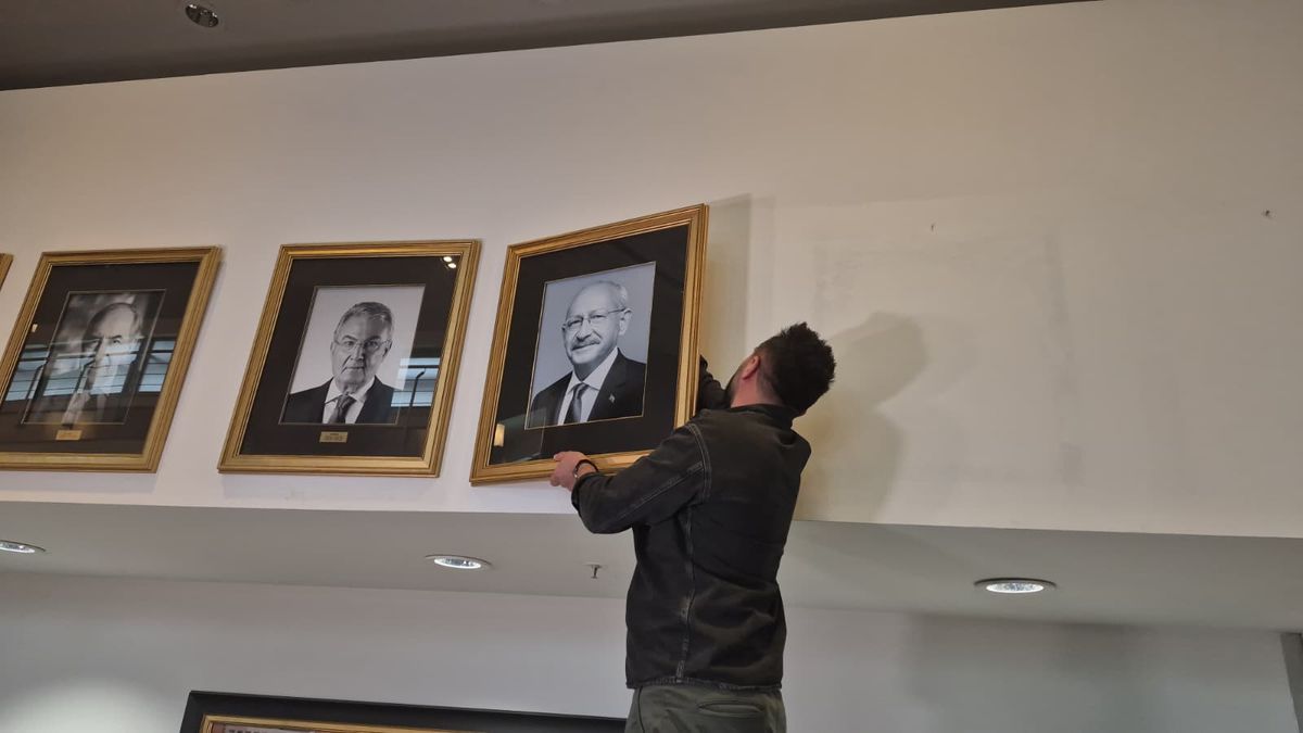 Kılıçdaroğlu\'nun Fotoğrafı Yeniden Asıldı
