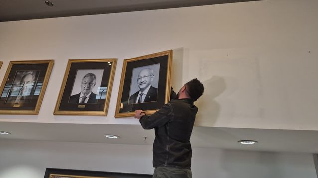 Kılıçdaroğlu'nun Fotoğrafı Yeniden Asıldı