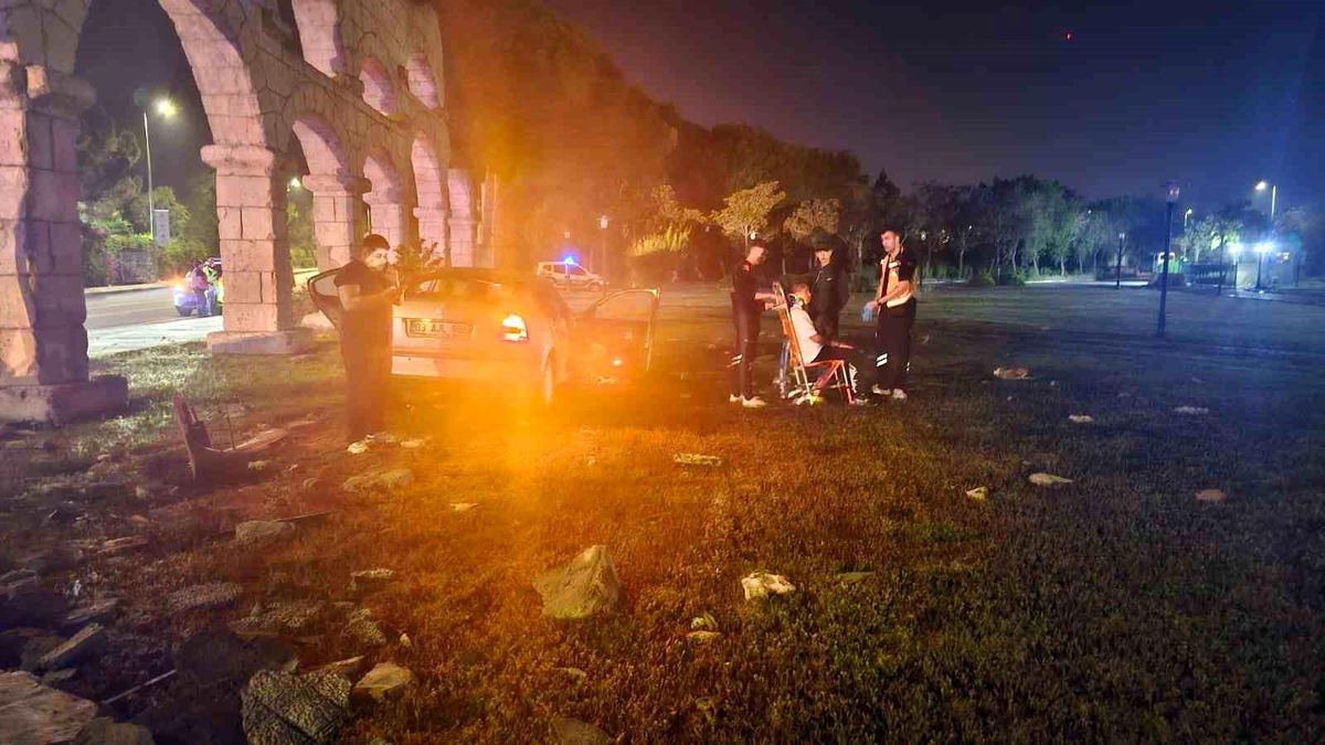 Antalya\'da Otomobil Sura Çarptı: 4 Yaralı