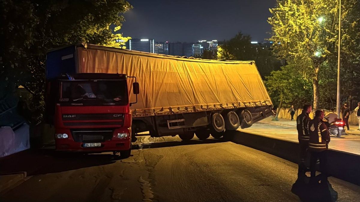 Küçükçekmece\'de Kontrolden Çıkan Tır Çitleri Devirdi