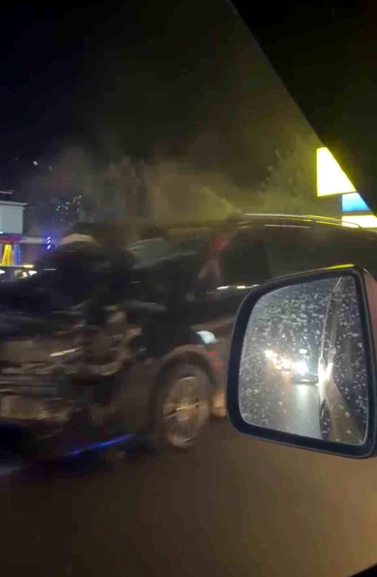 Antalya\'da VİP minibüs kaza yaptı: Motosikletli kurye yaralı