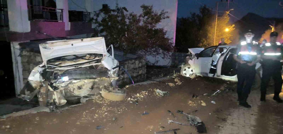 Kahta\'da Trafik Kazası: 4 Yaralı