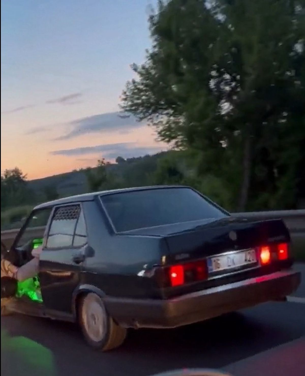 Trafikte Kapı Açarak İlerleyen Sürücü