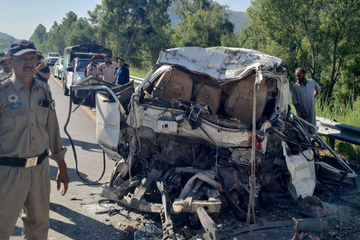 Pakistan\'da minibüs otobüse çarptı: 17 ölü