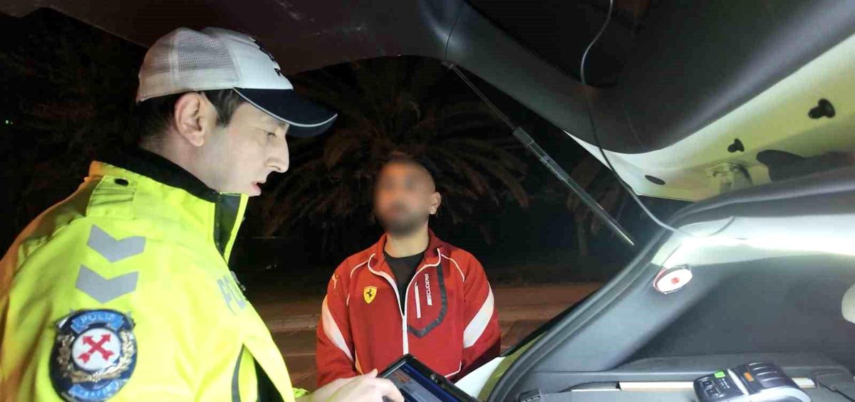 Kadıköy\'de Camdan Sarkan Genç Trafikte Tehlike Yarattı