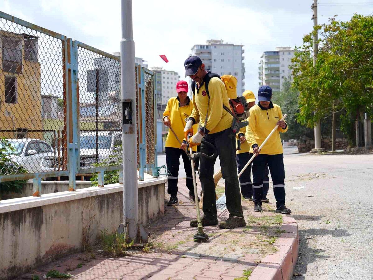 Tarsus\'ta bayram öncesi mahallelerde yoğun temizlik mesaisi