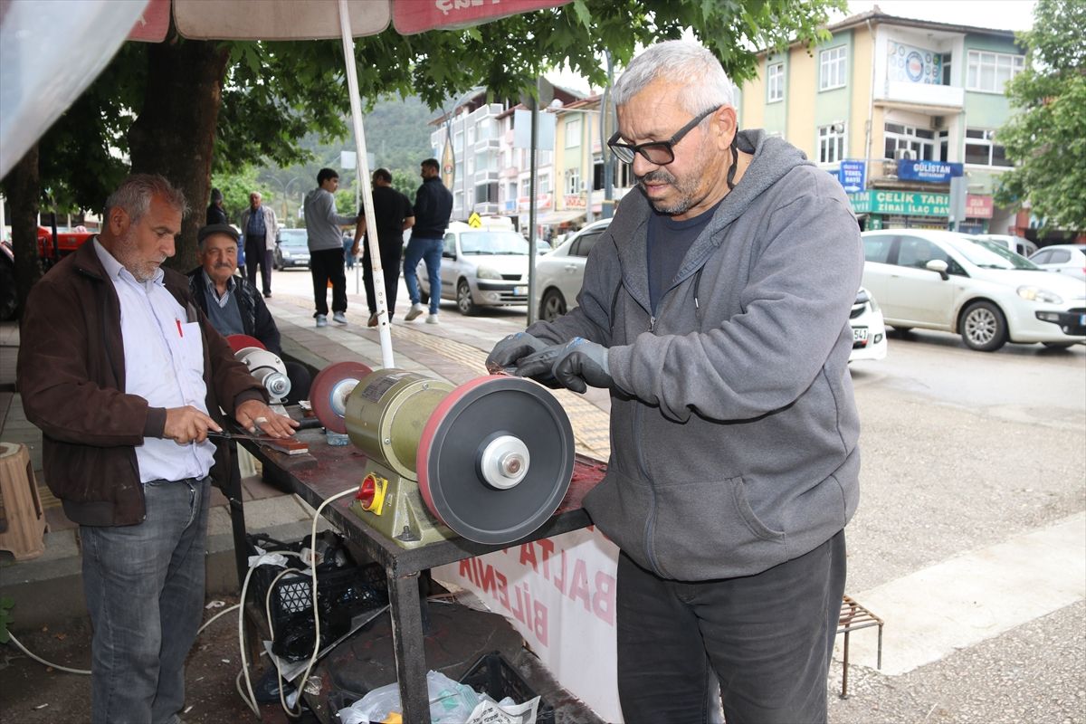 Taşova\'da Bıçak Bileyicilere Yoğun Talep