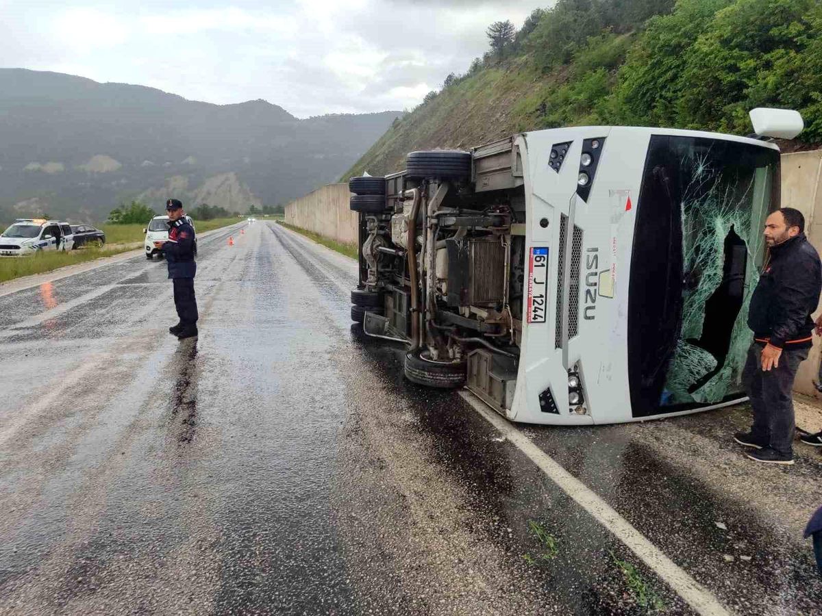 Tokat\'ta cenaze dönüşü minibüs devrildi: 4 yaralı