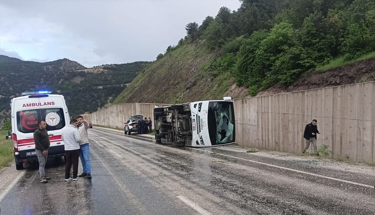 Cenazeden Dönen Midibüs Devrildi