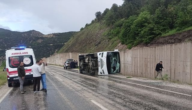 Cenazeden Dönen Midibüs Devrildi