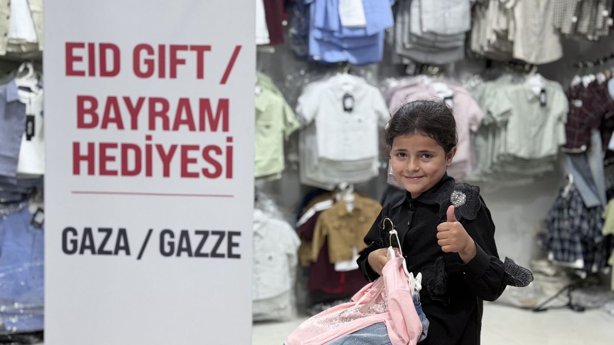 Kızılay Gazze\'de Çocuklara Bayramlık Kıyafet Dağıttı