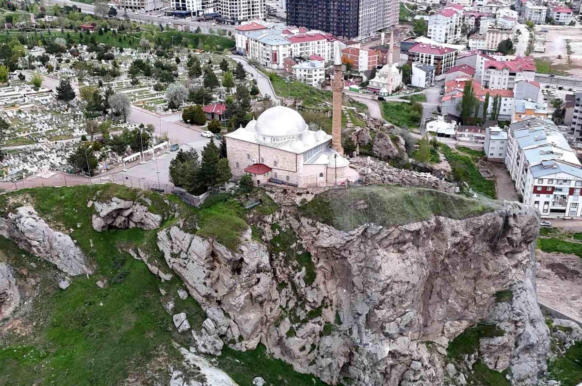 Sivas\'ta Kaya Islah Çalışmaları Devam Ediyor