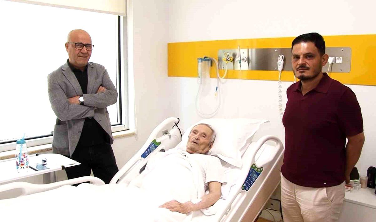 82 Yaşındaki Mehmet Akgün\'e Zorlu Kalp Pili Operasyonu