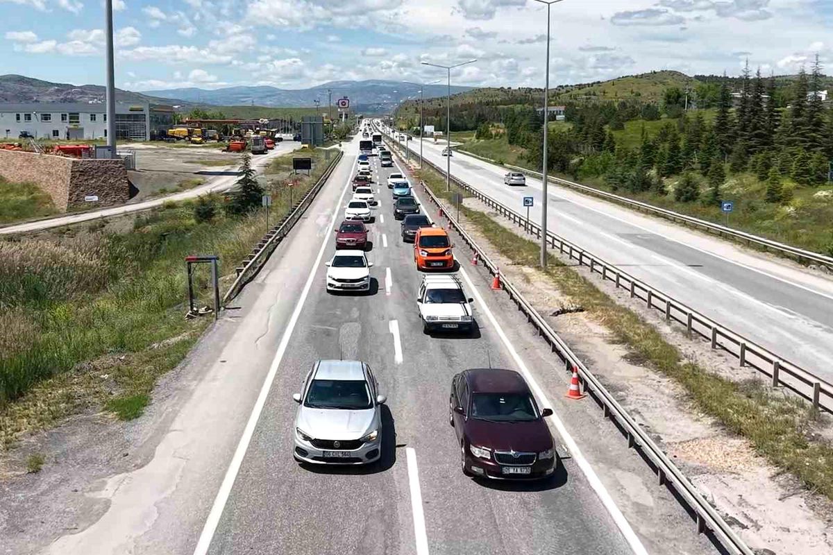 43 ilin geçiş noktasında trafik hareketliliği devam ediyor: Validen sürücülere emniyet kemeri ve hız uyarısı