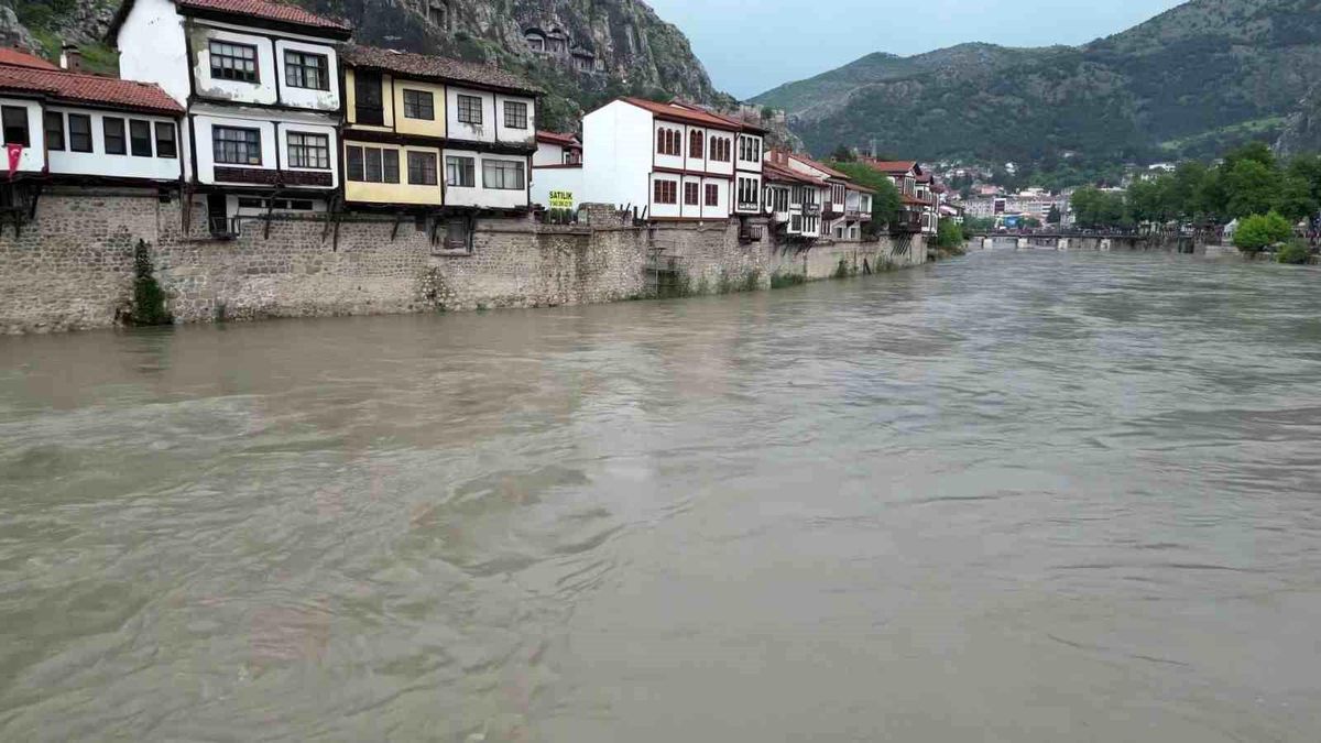 Amasya'nın taşkın koruma kalkanı 2 bin yıllık surlar