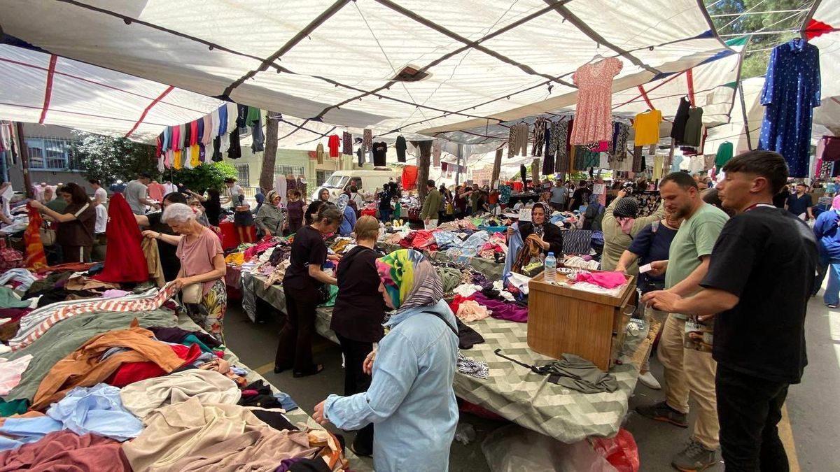 Aydın\'da Bayram Pazarı Yoğunluğu