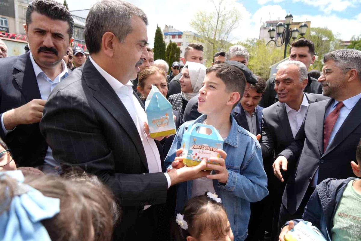 Bakan Tekin\'den CHP\'ye Sert Eleştiri: \'Allah Bizleri Büyük Bir Felaketten Korumuş\'