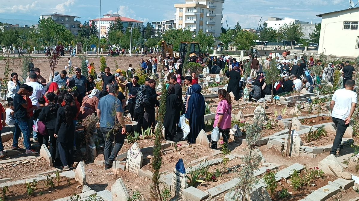 Batman\'da Mezarlık Ziyareti Yoğunluğu