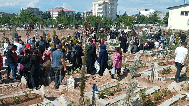 Batman'da Mezarlık Ziyareti Yoğunluğu