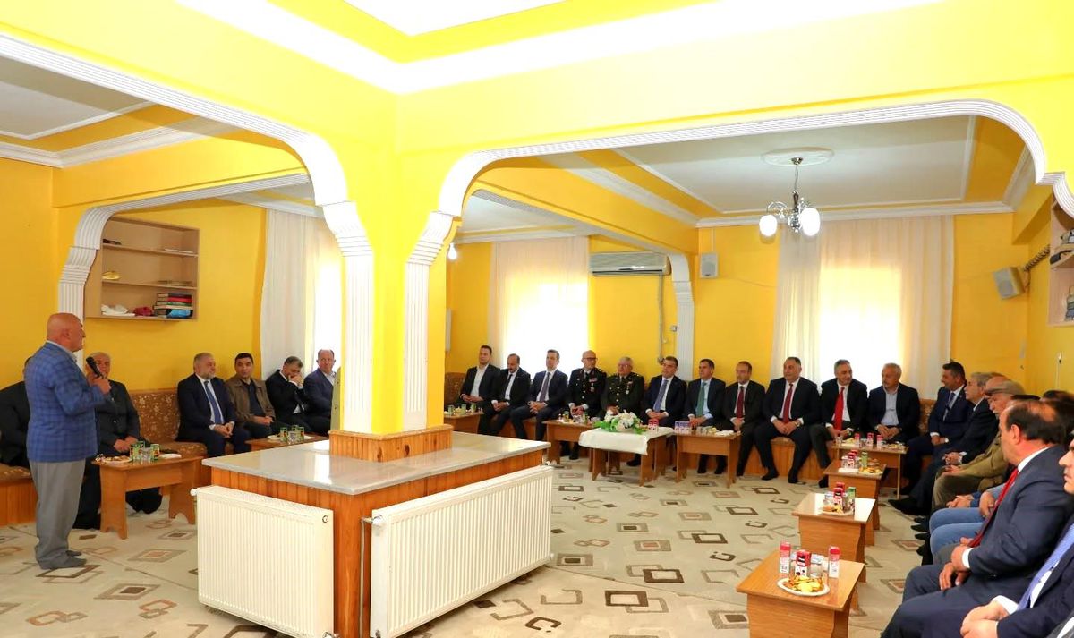 Bayburt\'ta protokol üyeleri ve vatandaşlar bayramlaştı