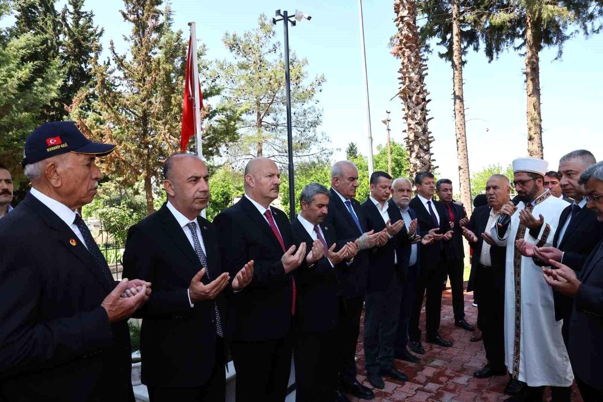 Adıyaman\'da bayram arifesinde şehitlik ziyareti