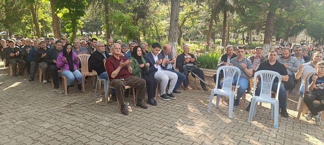 Pazaryeri'nde bayram arifesinde geleneksel kabir ziyareti